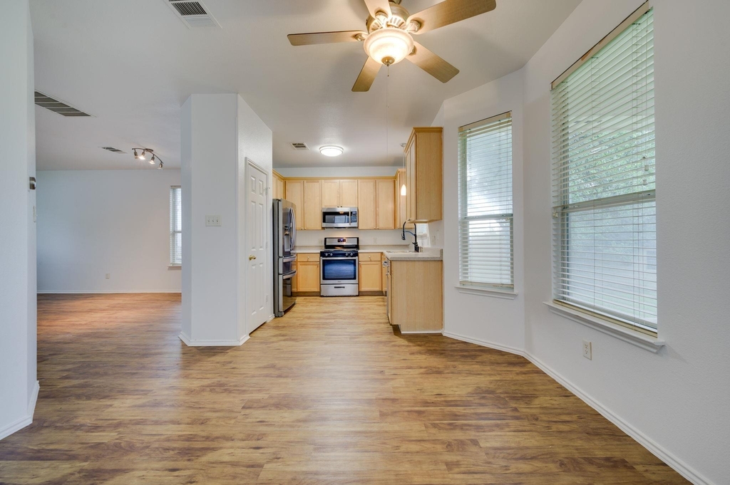 1112 Sundrop Pl - Photo 3
