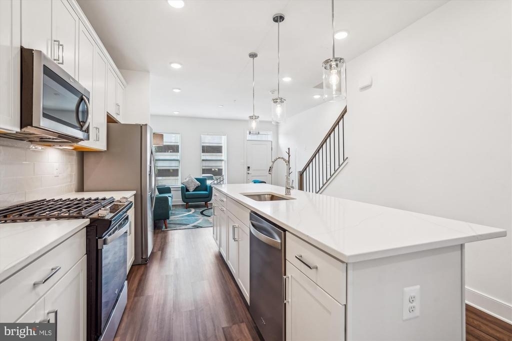 845 King Farm Boulevard - Photo 2