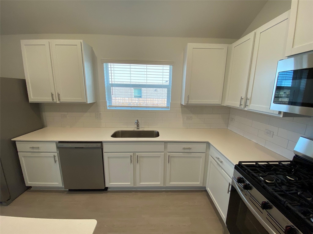 1400 Pickerel St - Photo 6