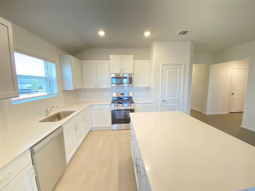 1400 Pickerel St - Photo 7