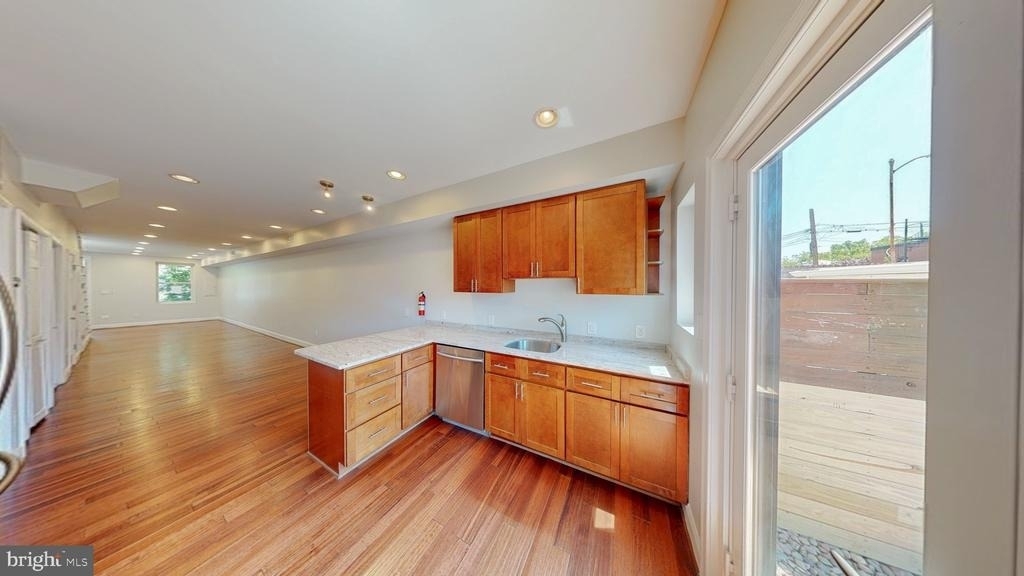 1617 C Street Se - Photo 2