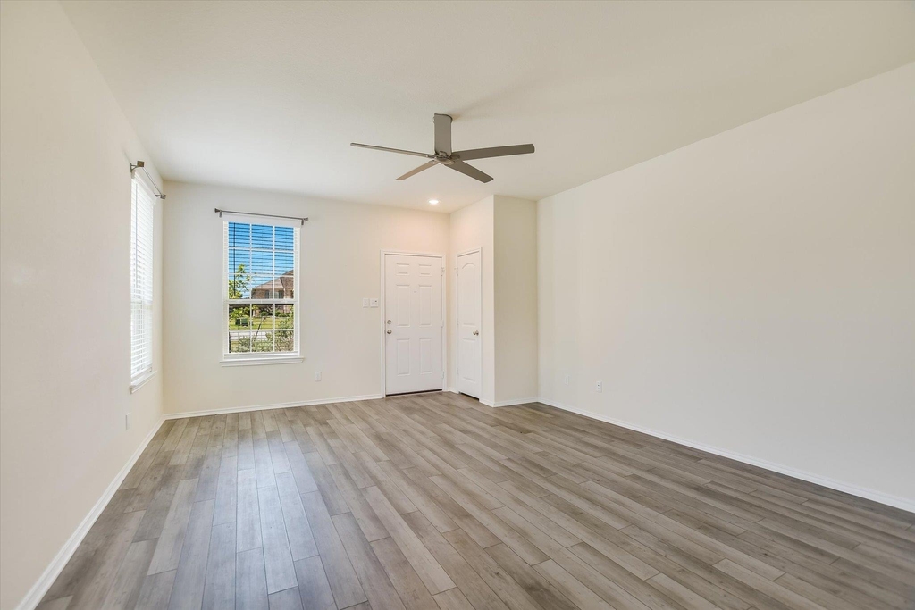 216 The Duke Dr - Photo 3