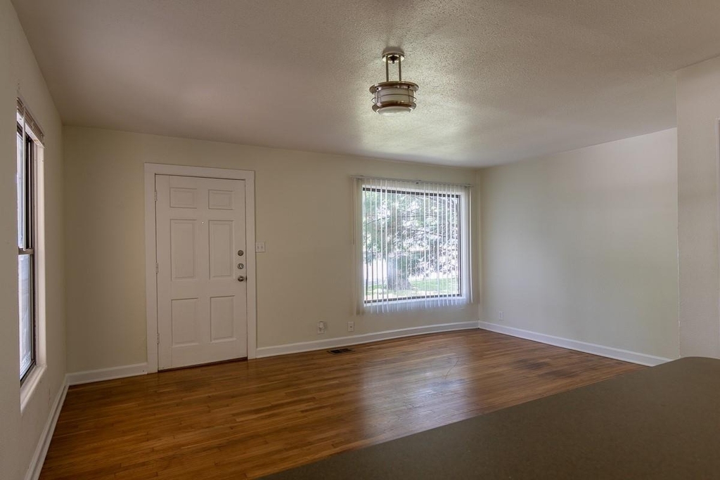 5514 Grover Ave - Photo 2