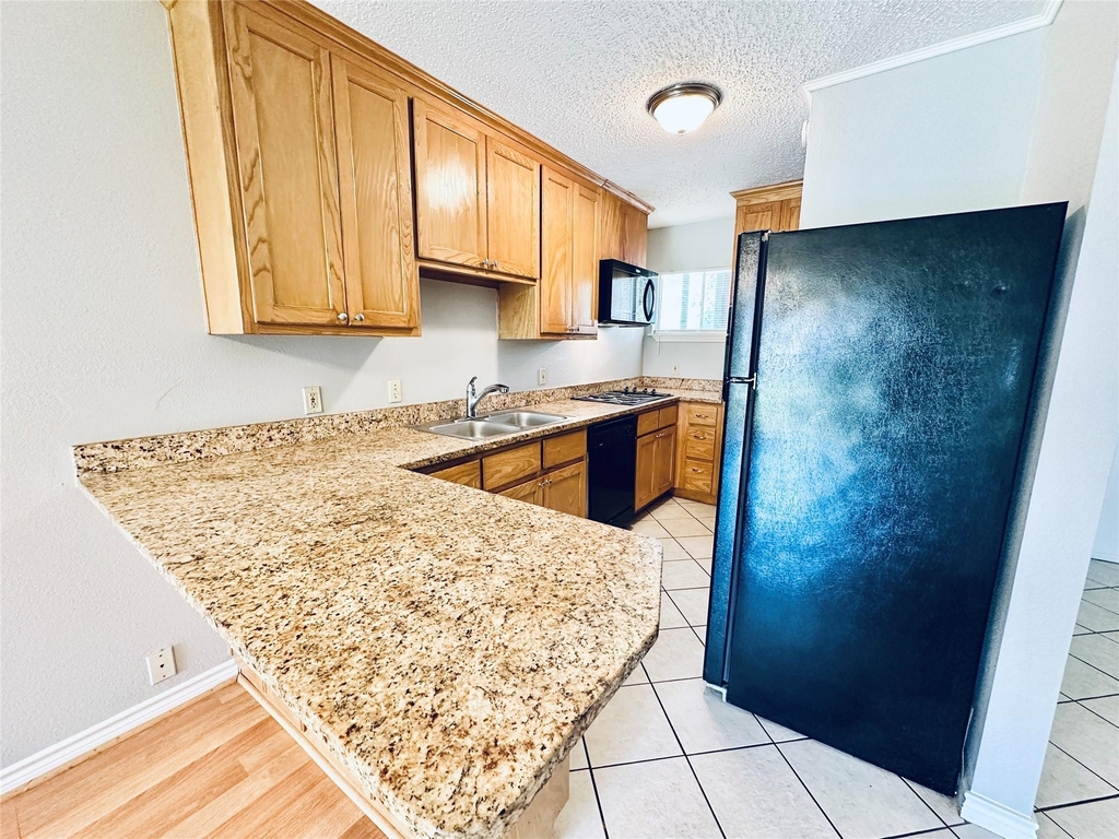 601 W 11th St - Photo 0