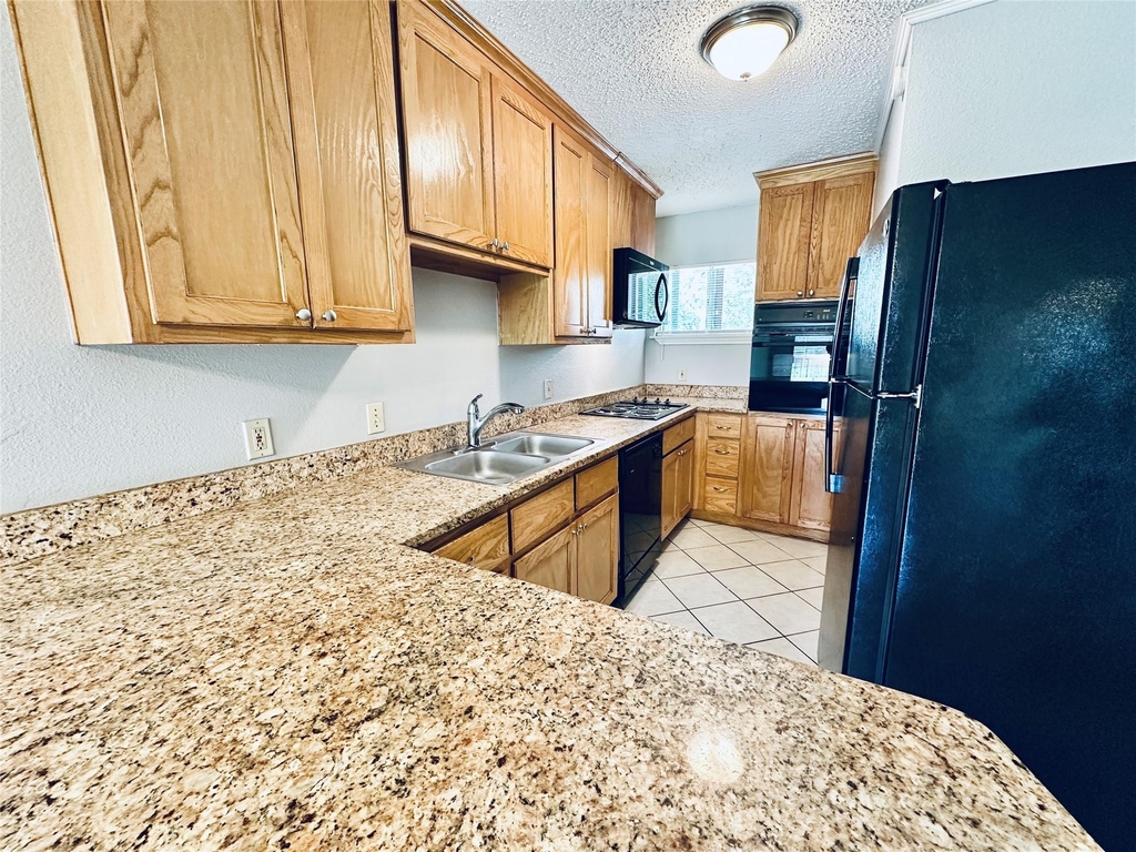 601 W 11th St - Photo 5
