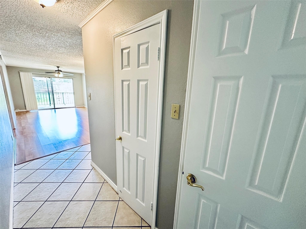 601 W 11th St - Photo 1