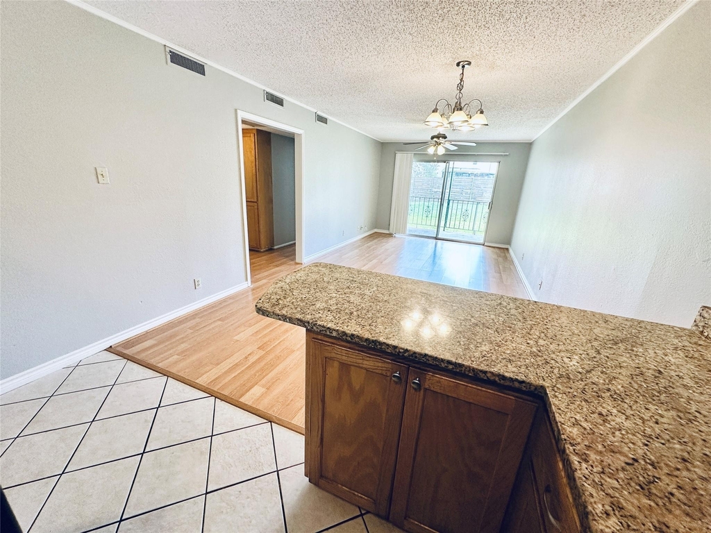 601 W 11th St - Photo 12