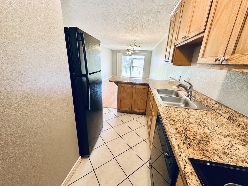 601 W 11th St - Photo 11
