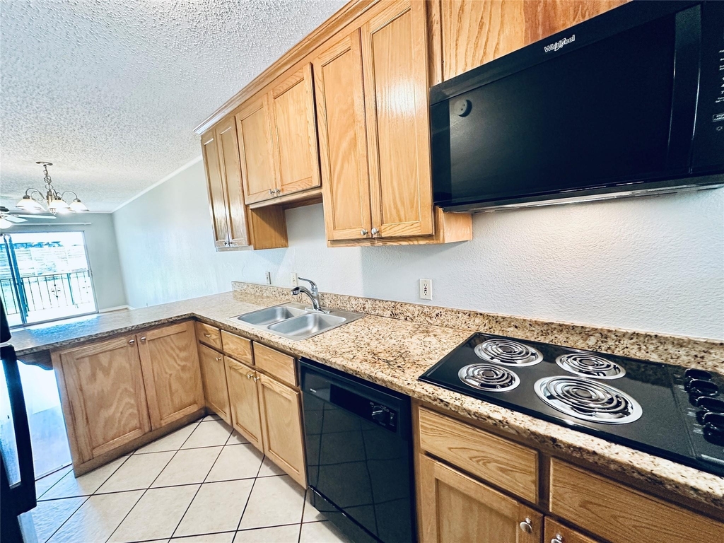 601 W 11th St - Photo 10
