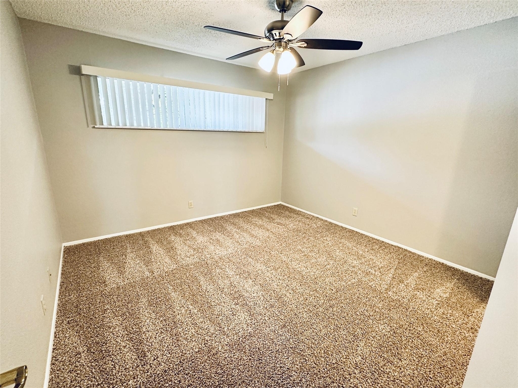 601 W 11th St - Photo 27