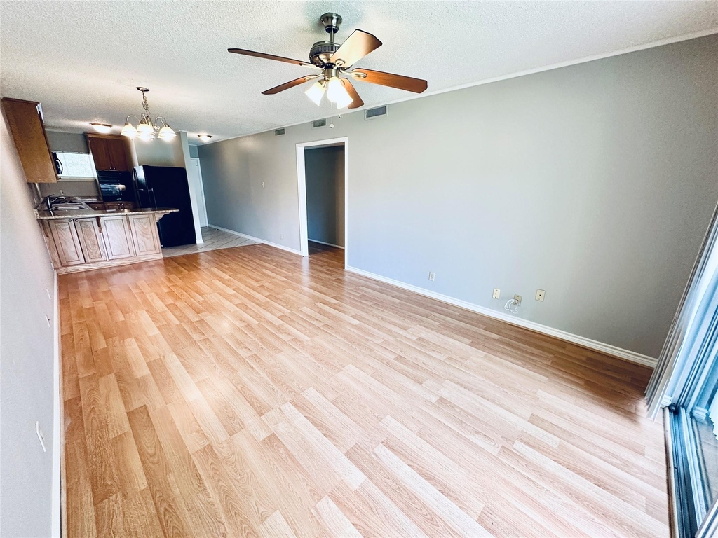 601 W 11th St - Photo 16