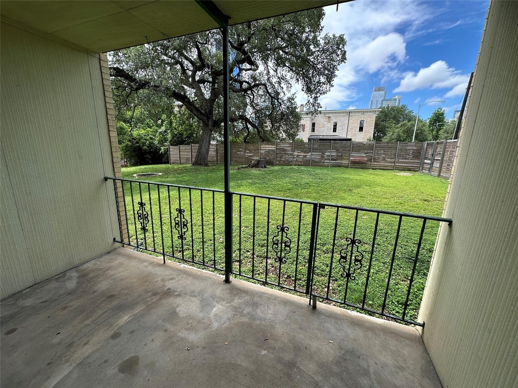 601 W 11th St - Photo 14