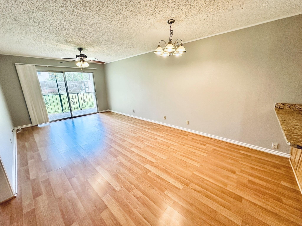 601 W 11th St - Photo 4