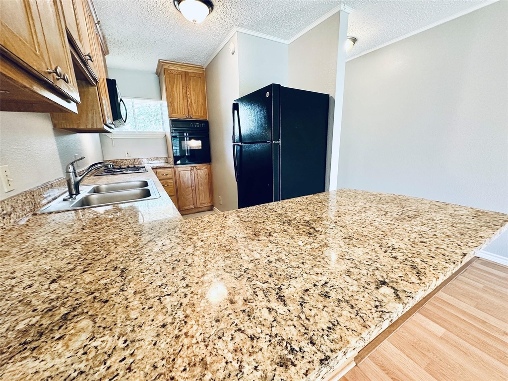 601 W 11th St - Photo 6