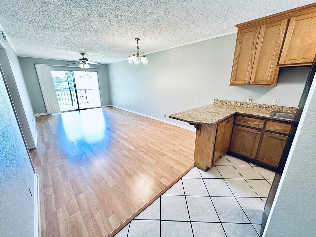 601 W 11th St - Photo 3