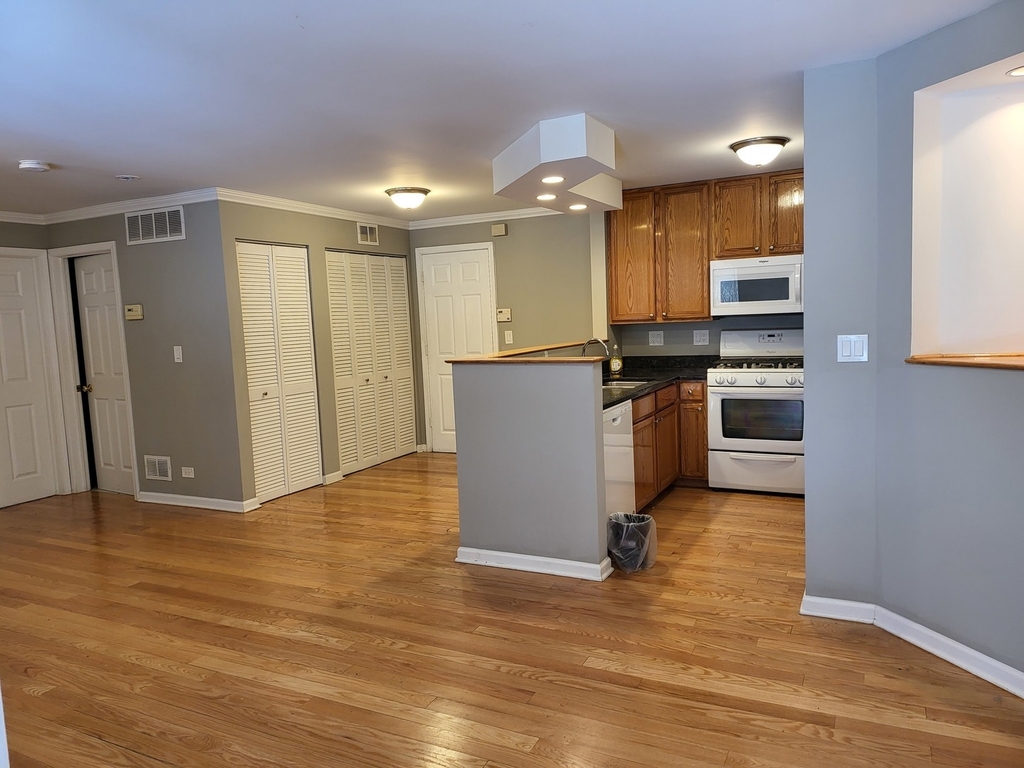 2403 W Flournoy Street - Photo 1