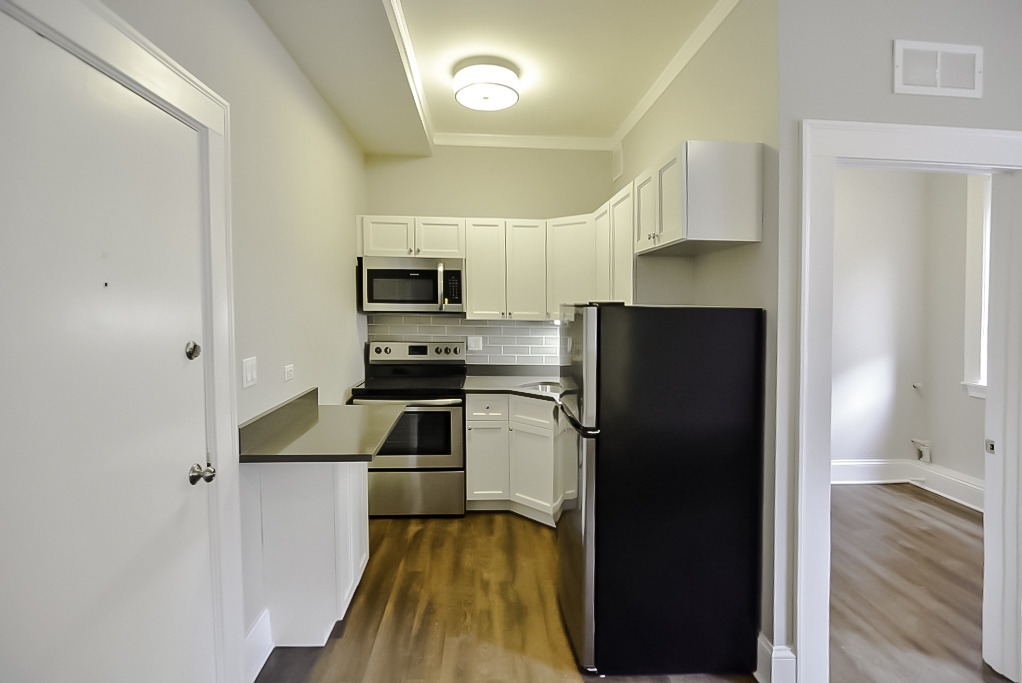 817 W Lakeside Place - Photo 2