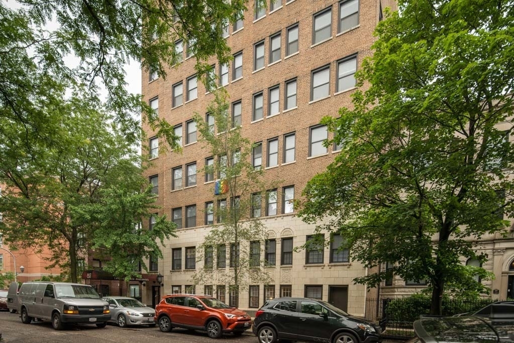 817 W Lakeside Place - Photo 0
