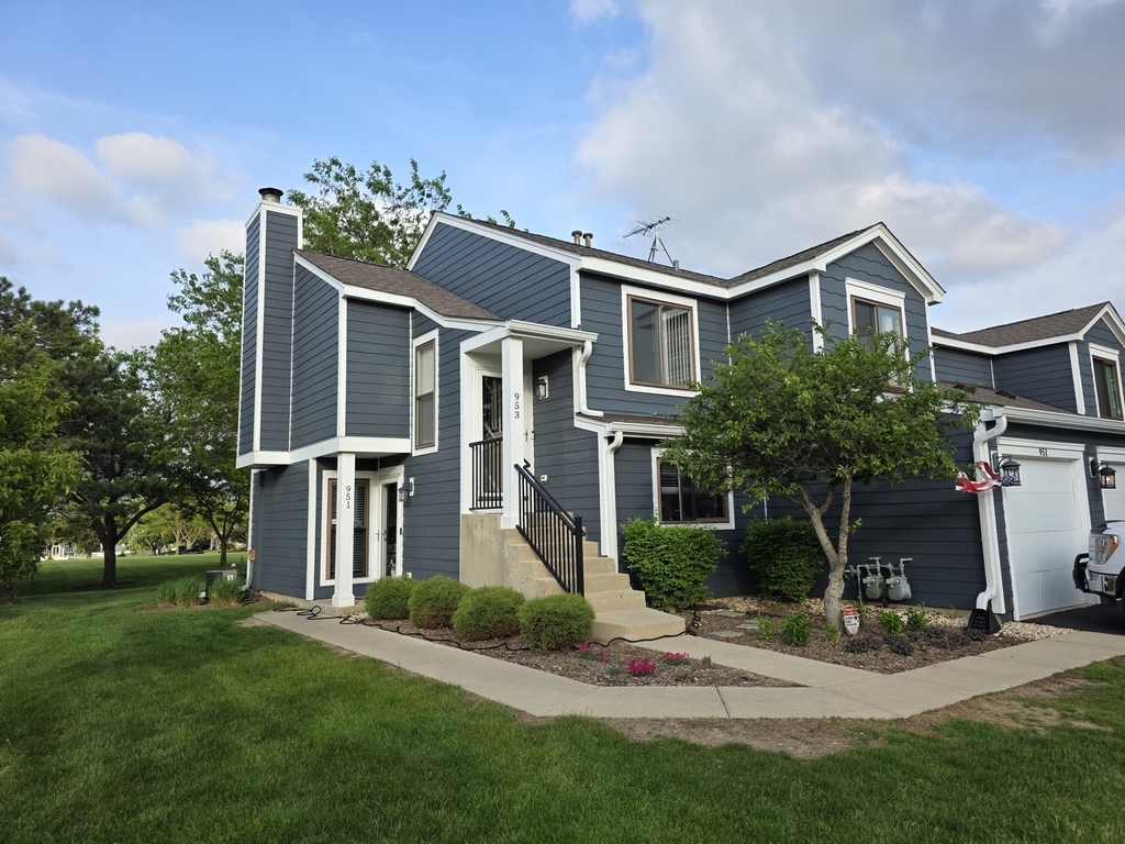 951 Glouchester Circle - Photo 0