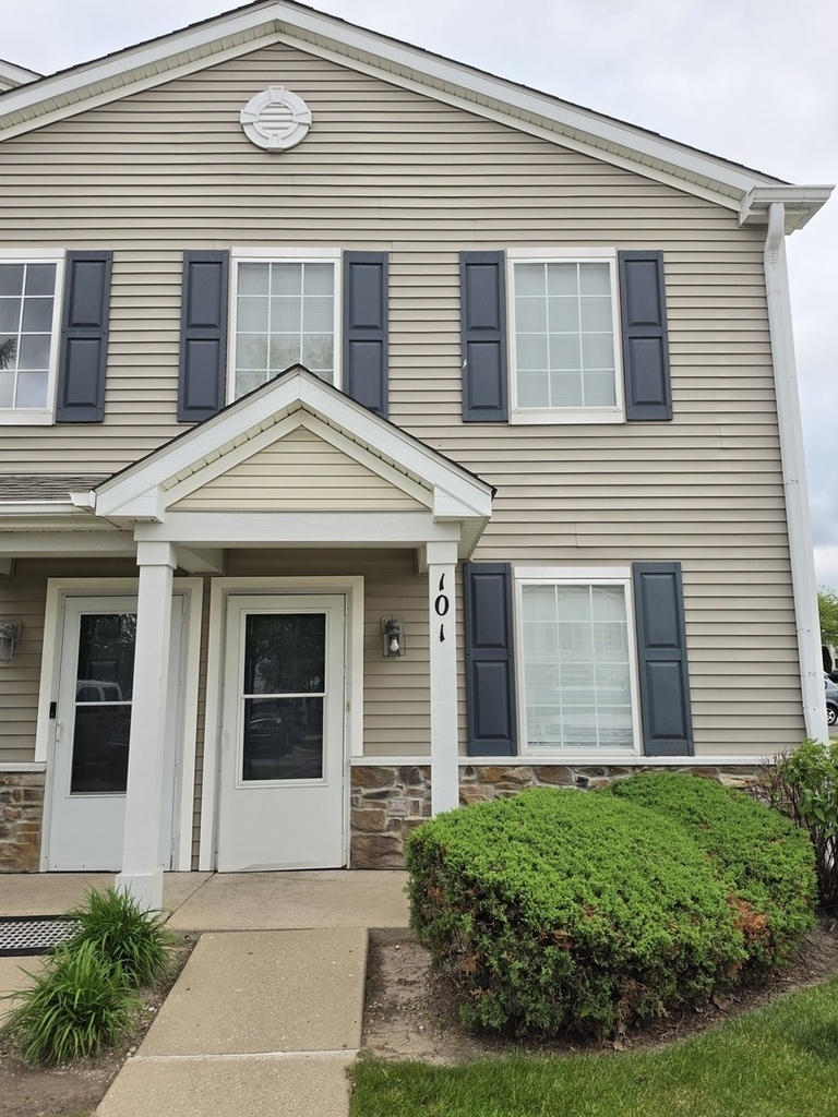 101 Silverstone Drive - Photo 0