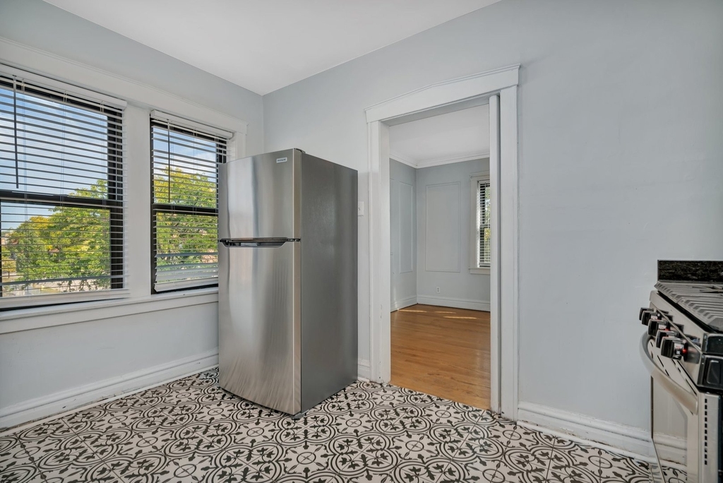 317 W Calendar Avenue - Photo 3