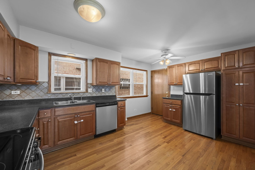 8610 W Summerdale Avenue - Photo 5