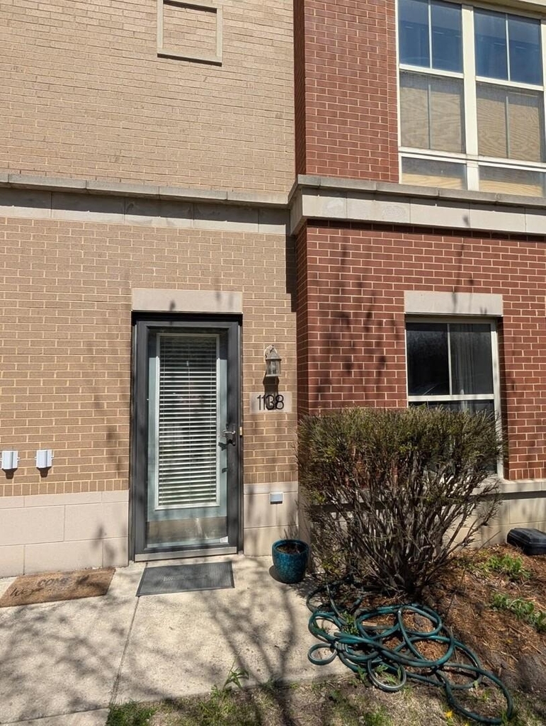 1138 W Washburne Avenue - Photo 0
