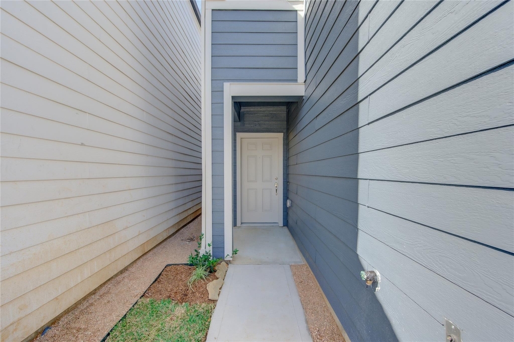 1709 Summerlyn - Photo 1
