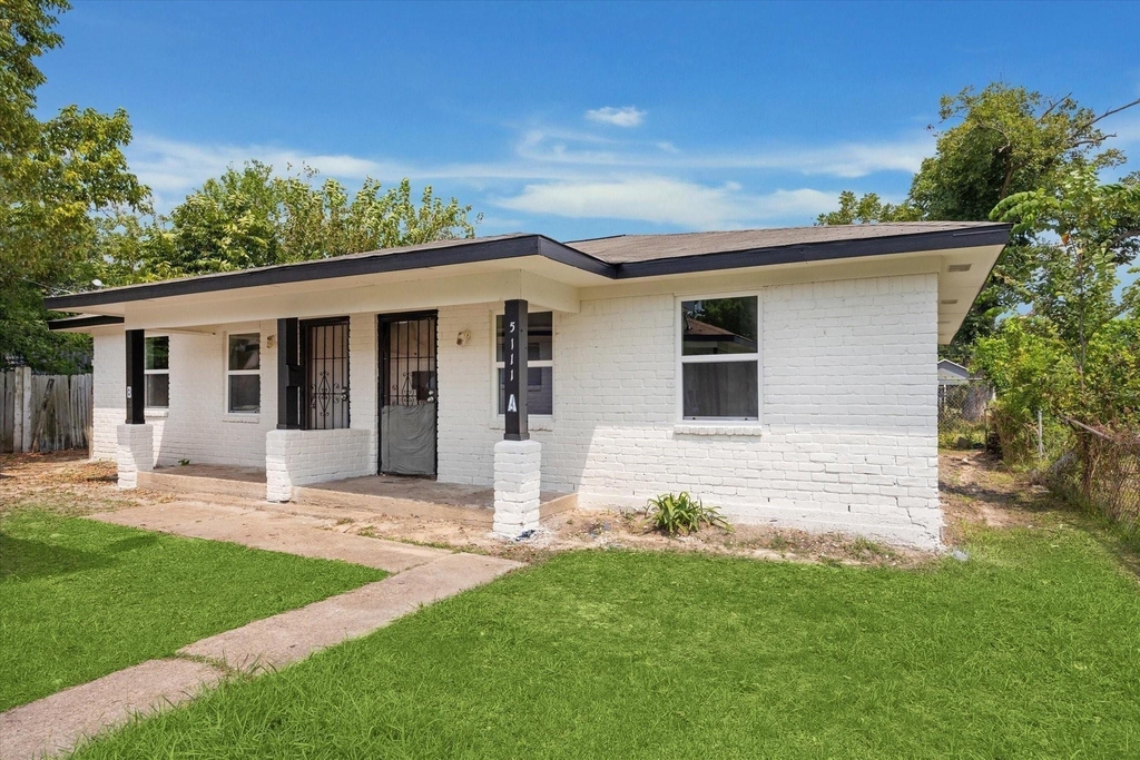 5111 Clover Street - Photo 0