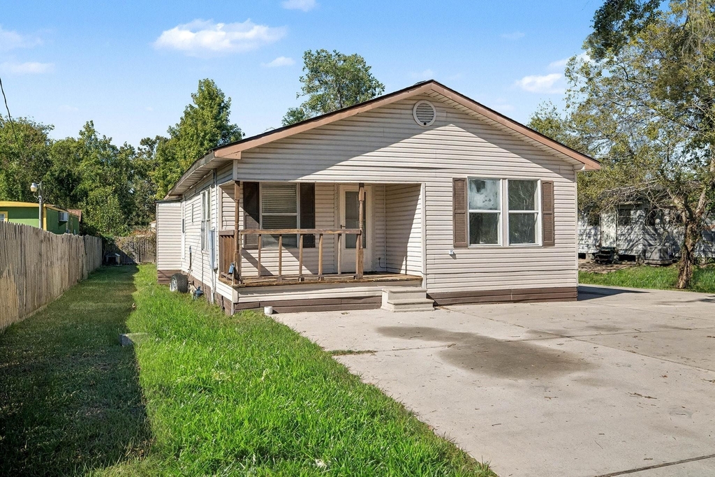 12215 Myrtle Avenue - Photo 1