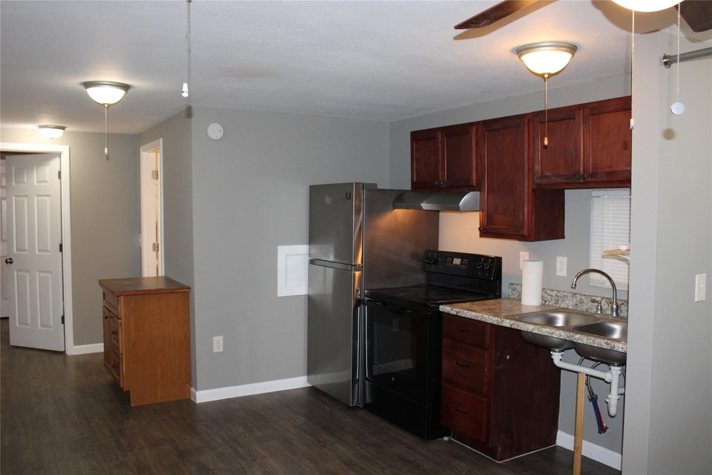 717 7th Street - Photo 3