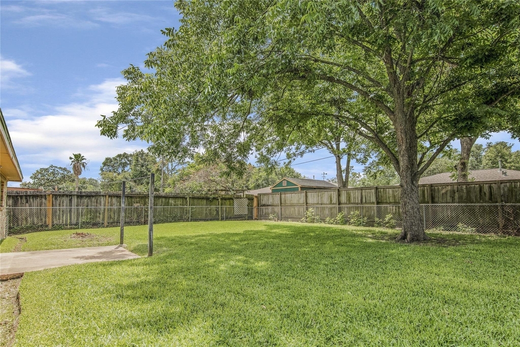1105 E Brown Lane - Photo 1