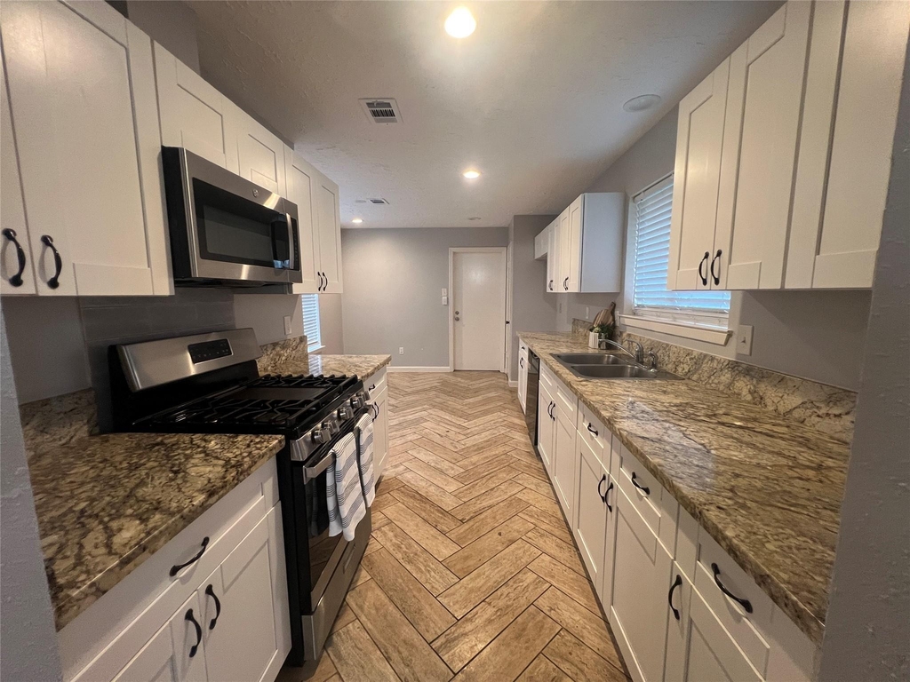 1202 Manorglen Drive - Photo 4