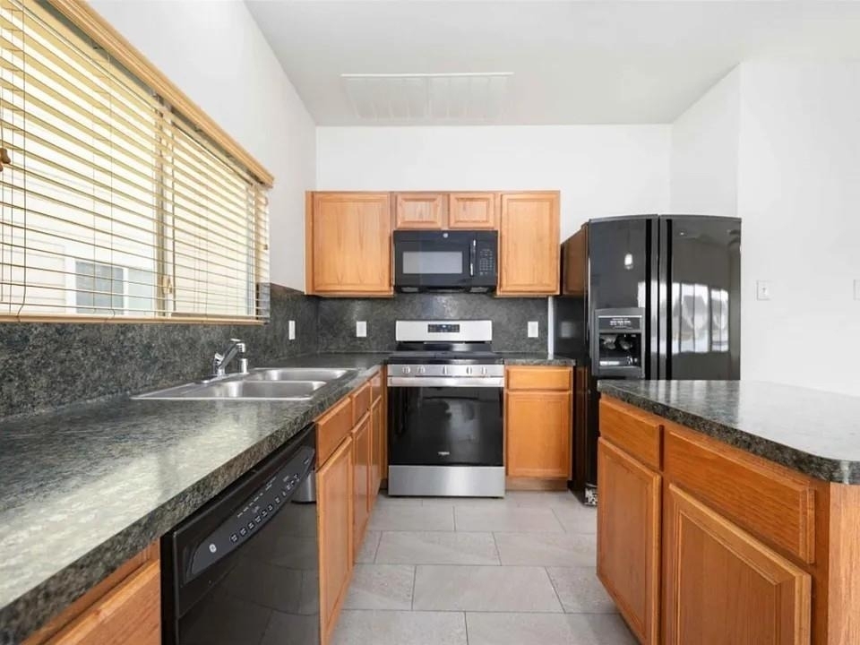 20827 Settlers Lake Circle N - Photo 2