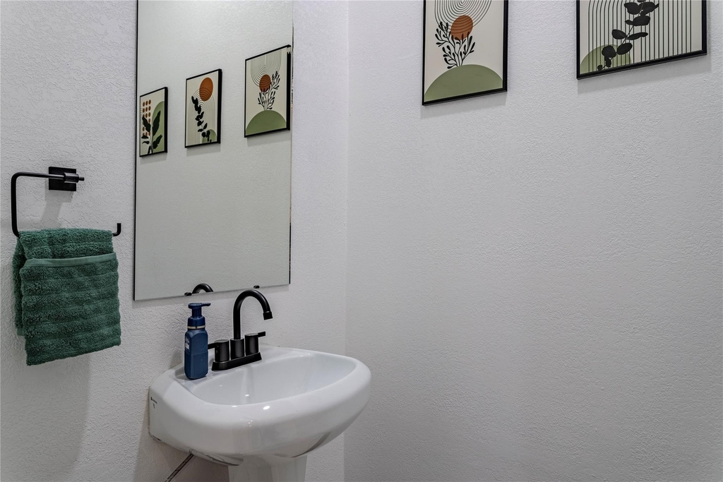 5901 Crest Court - Photo 5