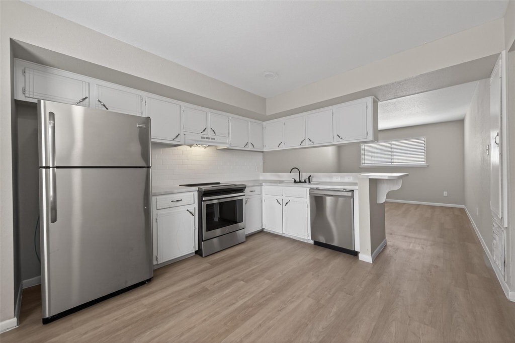 427 Hollyvale Drive - Photo 3
