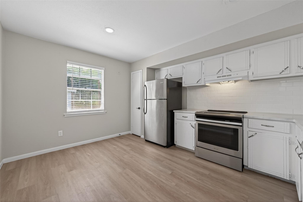 427 Hollyvale Drive - Photo 5