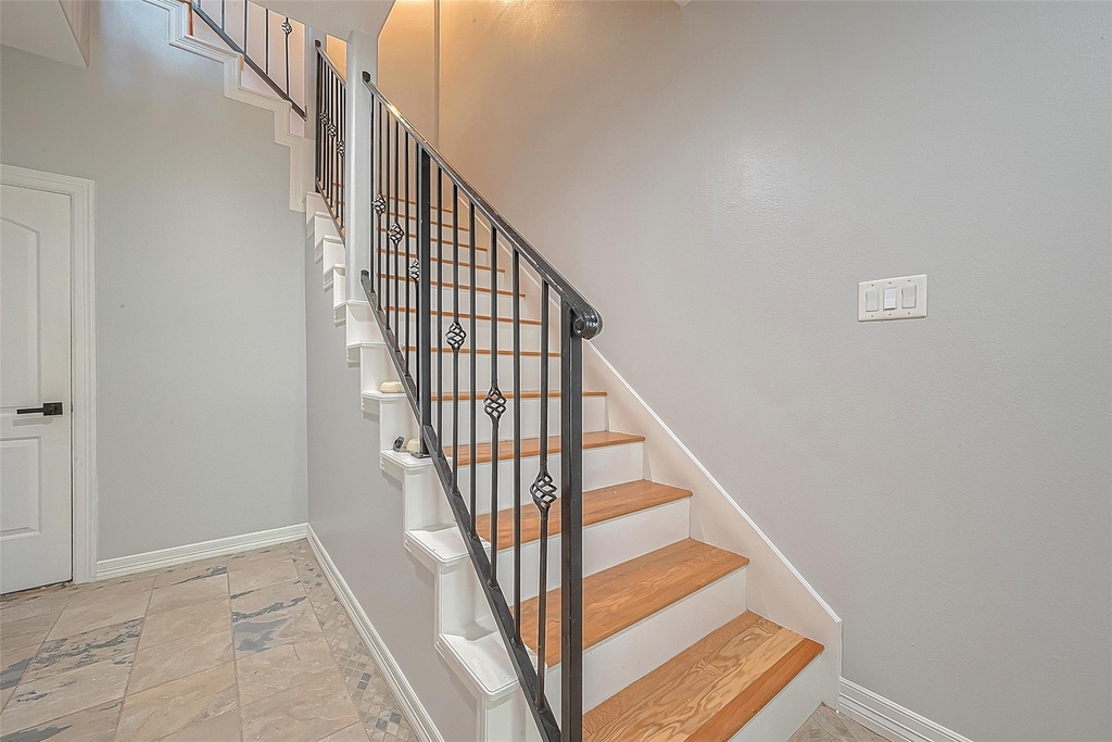 2721 Austin Street - Photo 2