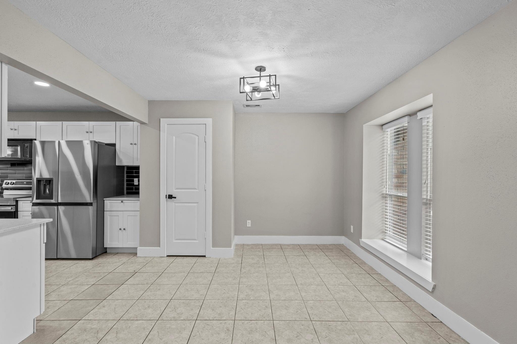 1107 Londonderry Avenue - Photo 2