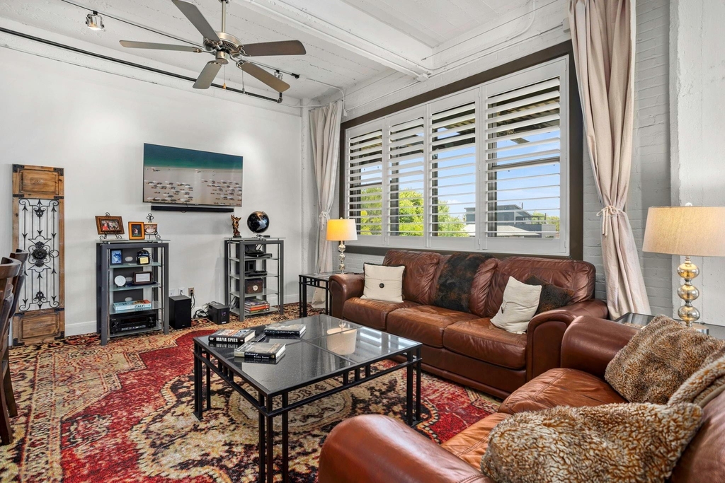 831 S Flores Street - Photo 5