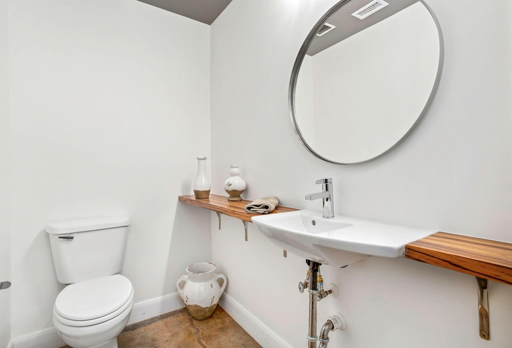 831 S Flores Street - Photo 2