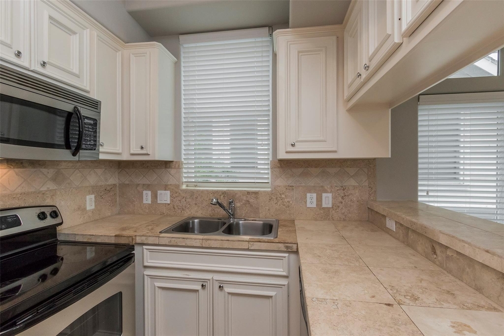 2701 Helena Street - Photo 6