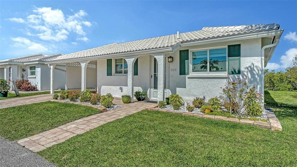 909 Spanish Drive N - Photo 1
