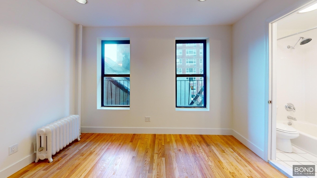 30 Charlton Street - Photo 0