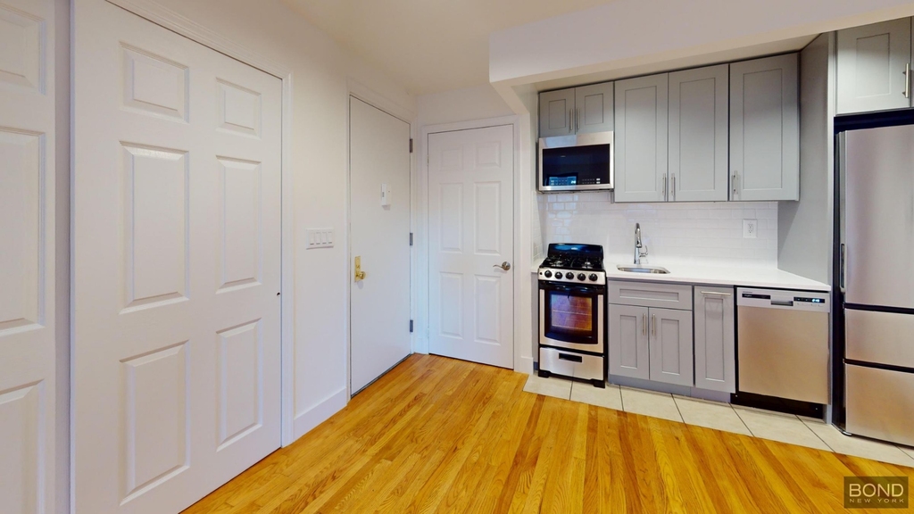 30 Charlton Street - Photo 2