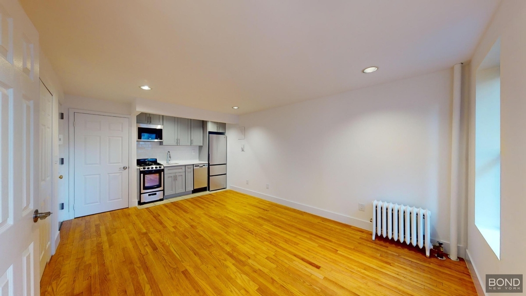 30 Charlton Street - Photo 1