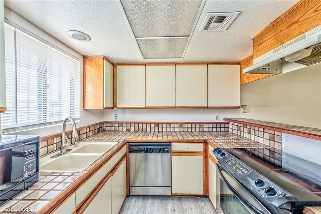 2080 Karen Avenue - Photo 3