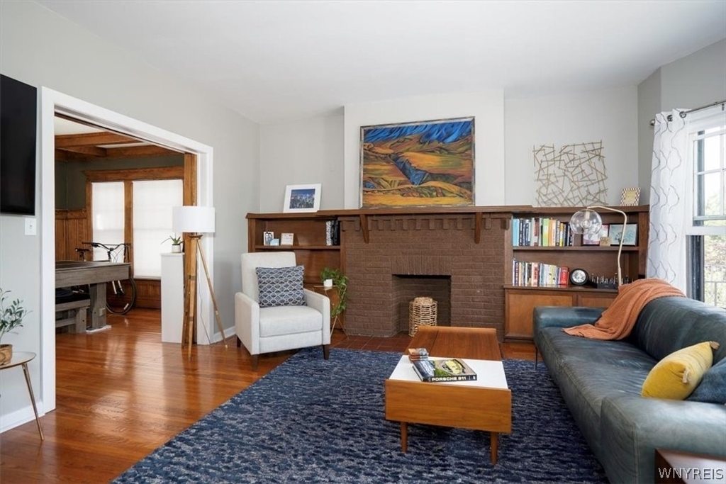 825 Forest - Photo 2