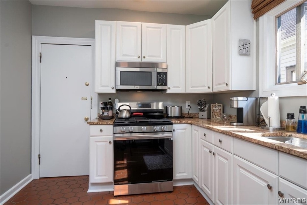 825 Forest - Photo 5