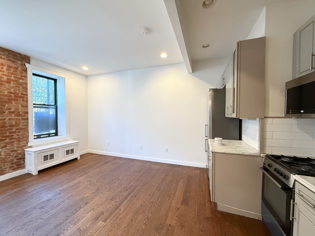 Eastern Parkway - Photo 1